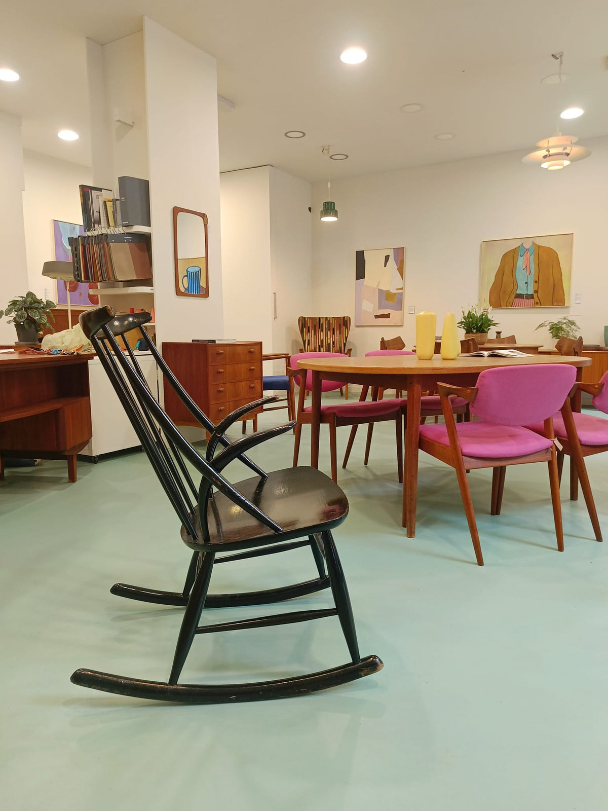 Vetrina del nuovo showroom Lack00danishlab a Monteverde Vecchio, Roma, con mobili vintage danesi esposti.