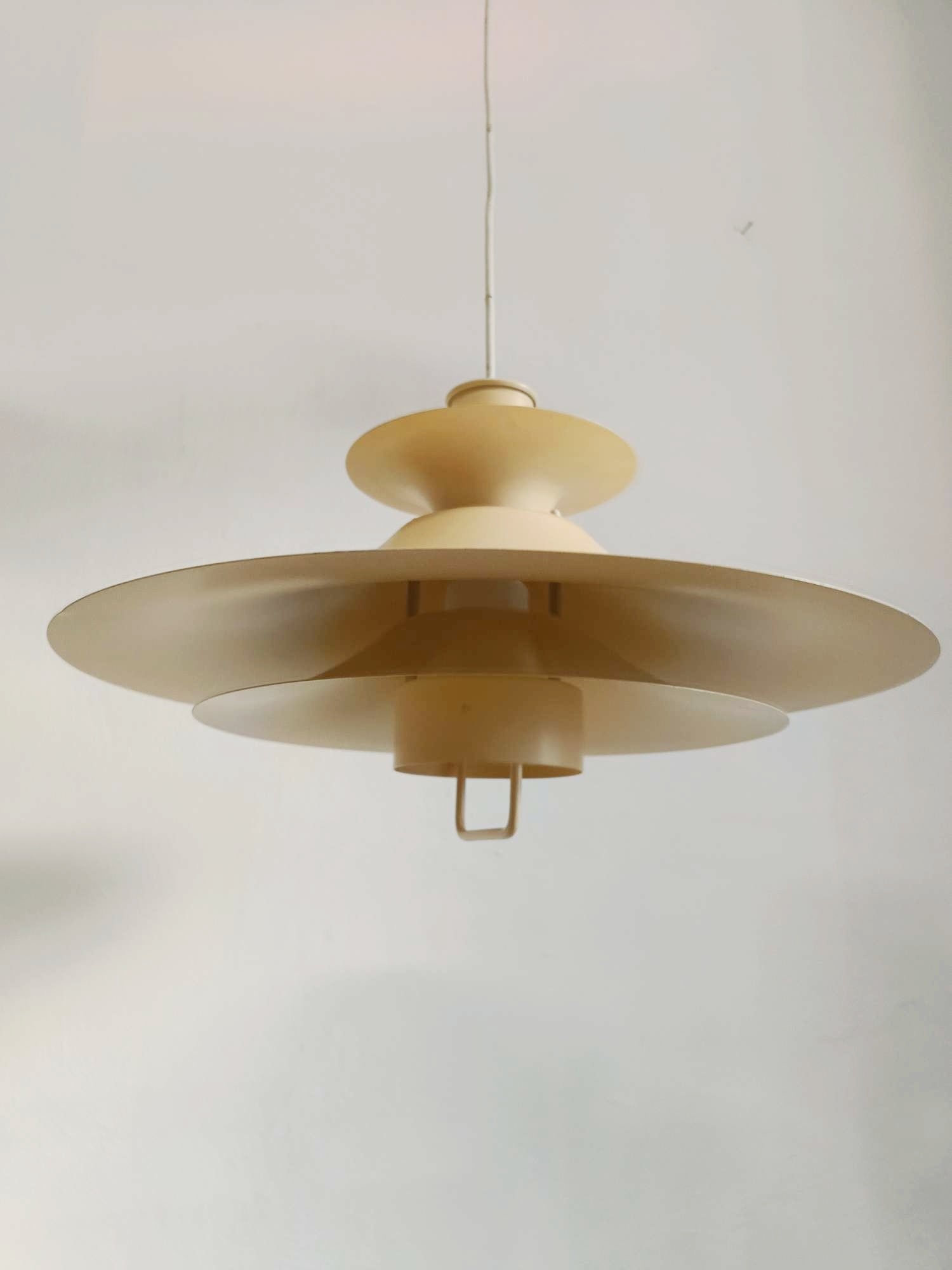 Particolare profilo geometrico pulito lampada danese metallo laccato bianco laboratorio Roma