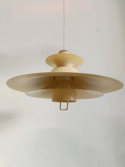 Particolare profilo geometrico pulito lampada danese metallo laccato bianco laboratorio Roma