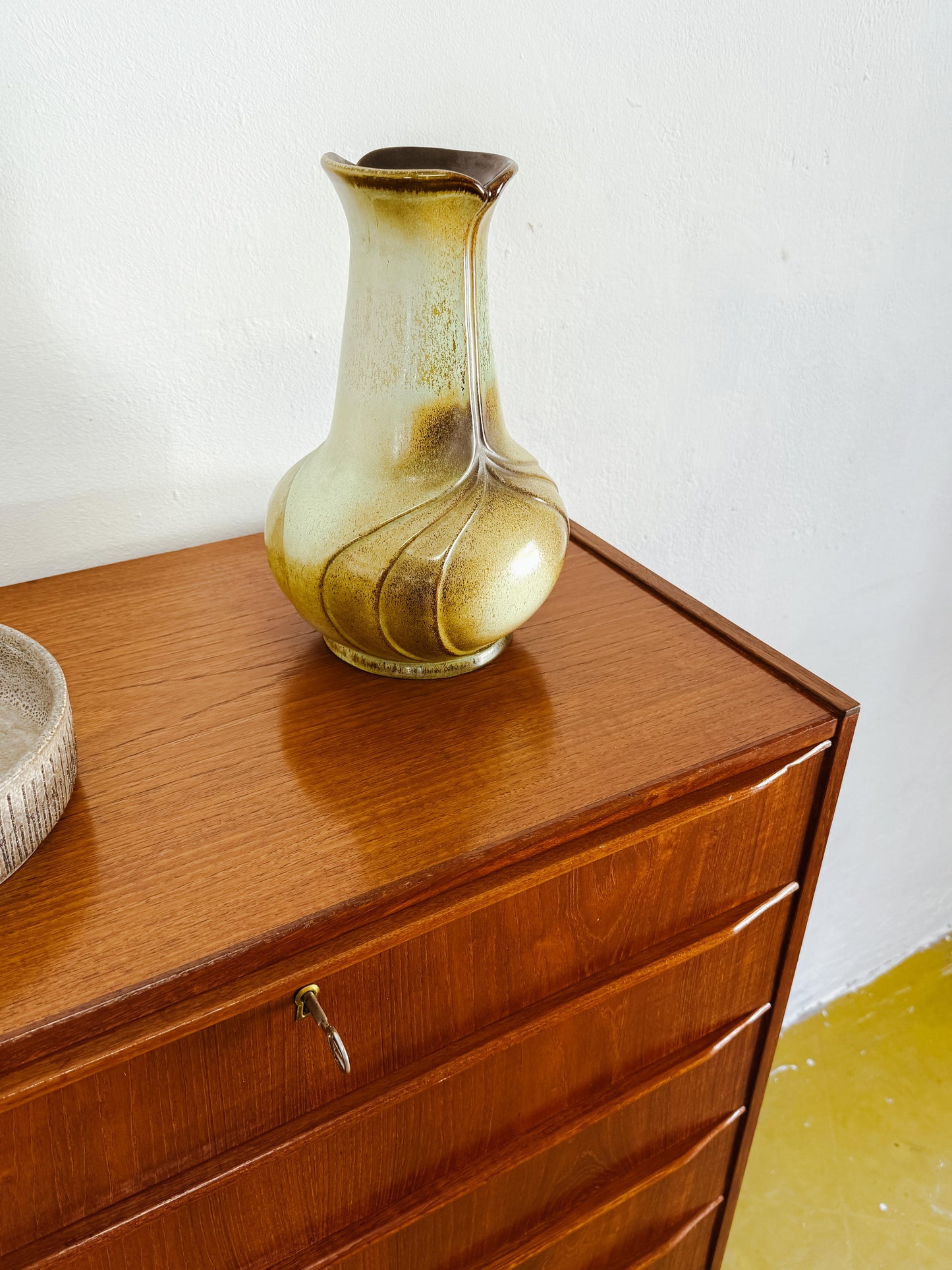 Particolare cassetto superiore serratura centrale cassettiera vintage danese sicurezza