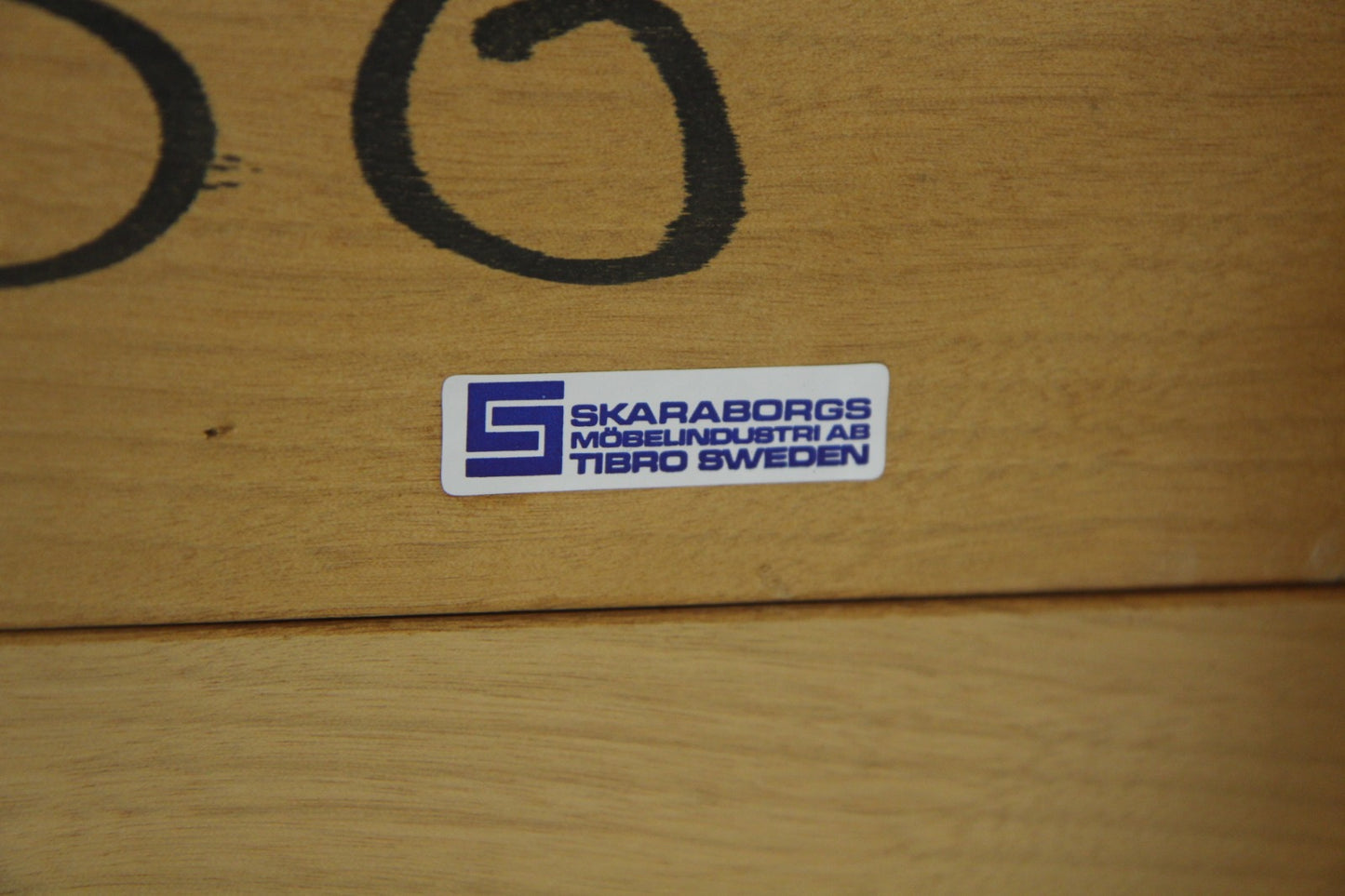 Etichetta originale Skaraborgs Möbelindustri AB Tibro Sweden su tavolo ovale in teak anni 50