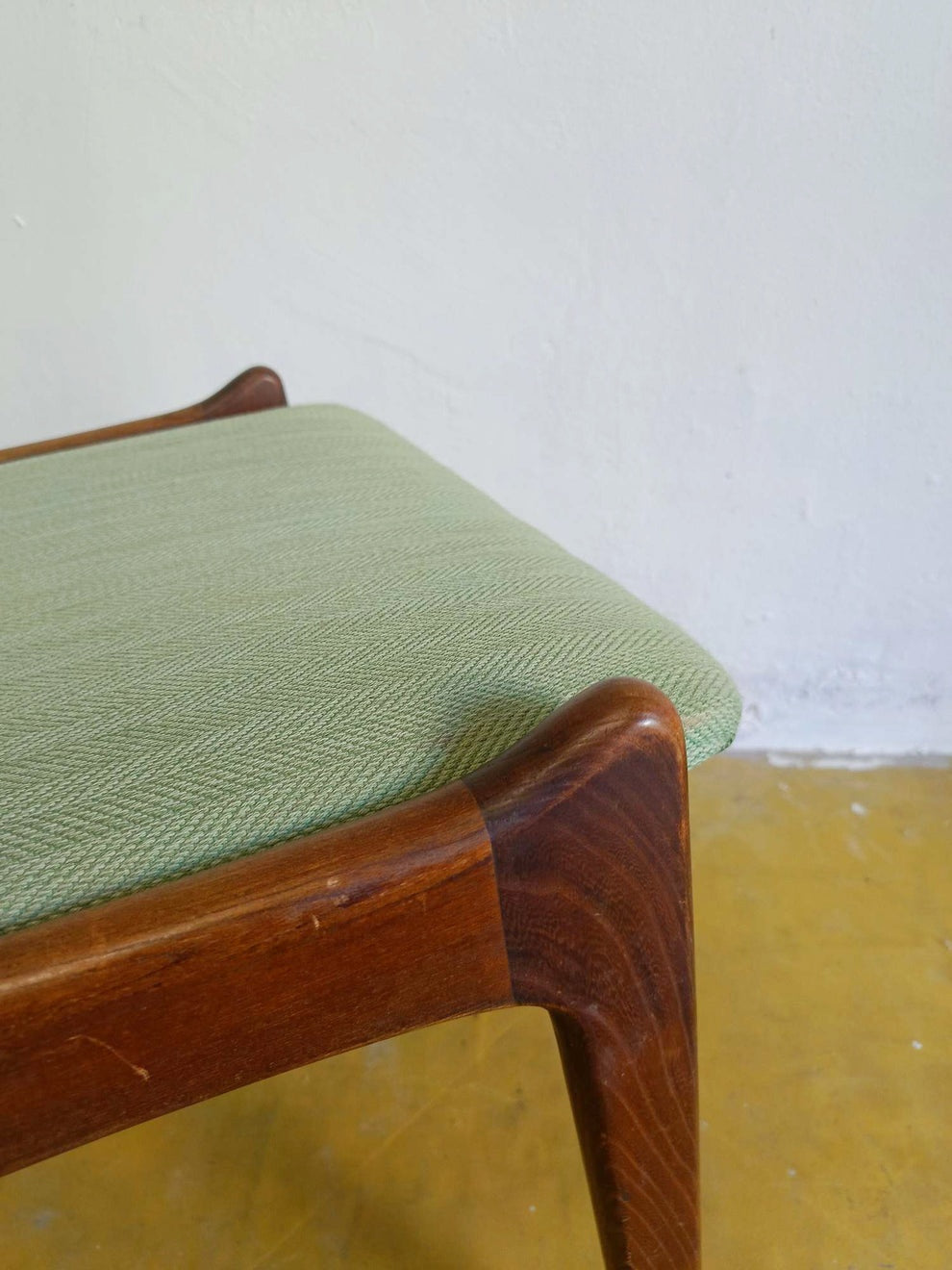 Dettaglio seduta imbottita in tessuto verde chiaro della sedia danese P.E. Jørgensen in teak, design scandinavo anni 50 60