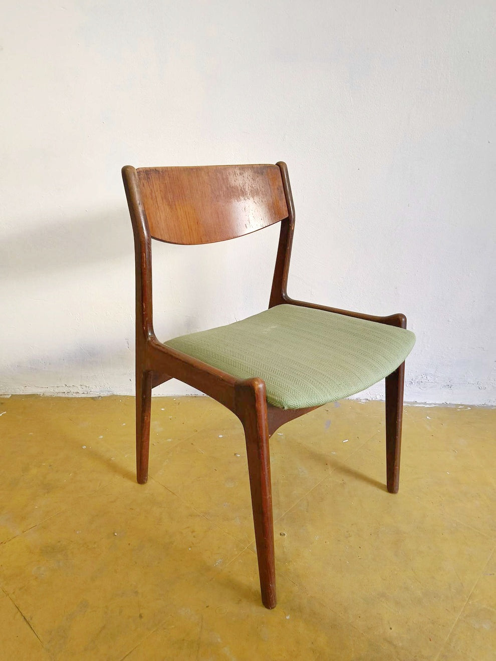 Sedia danese P.E. Jørgensen teak anni 50 60, vista frontale, schienale sagomato e seduta imbottita in tessuto verde chiaro