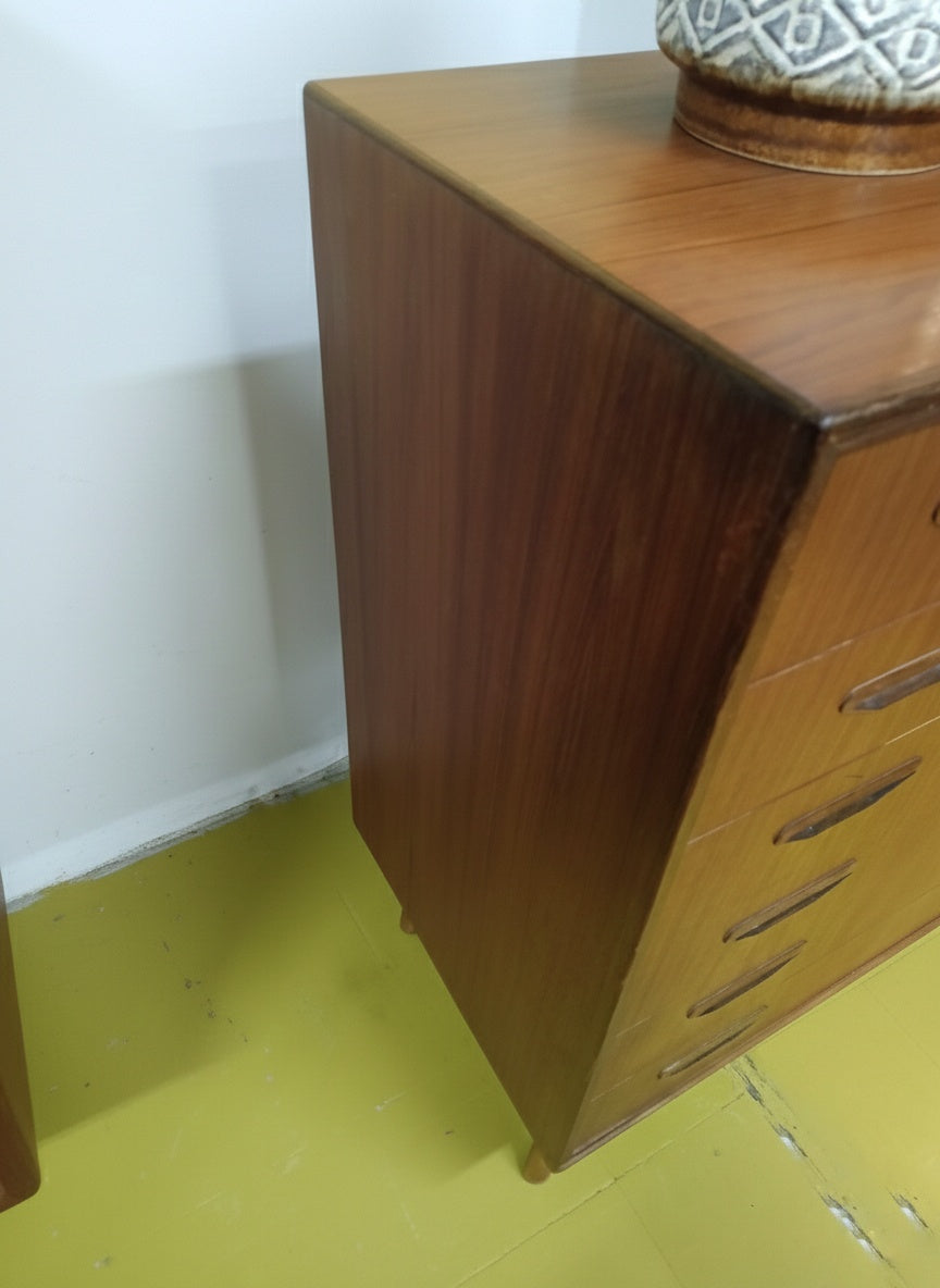 Profilo laterale cassettiera danese vintage anni 50 in teak, struttura in massello e gambe affusolate tornite