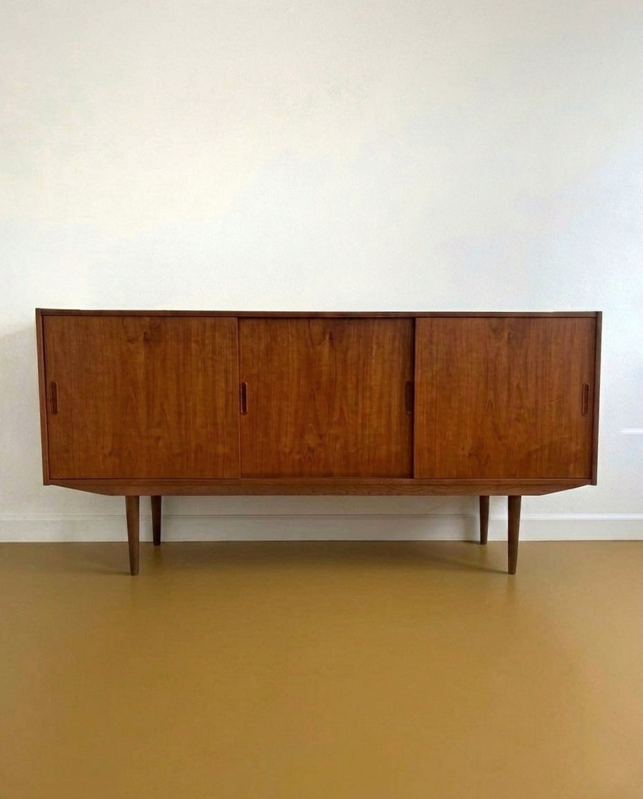 Sideboard danese vintage anni '60 in teak, tre ante scorrevoli con maniglie intagliate e gambe affusolate, 180cm