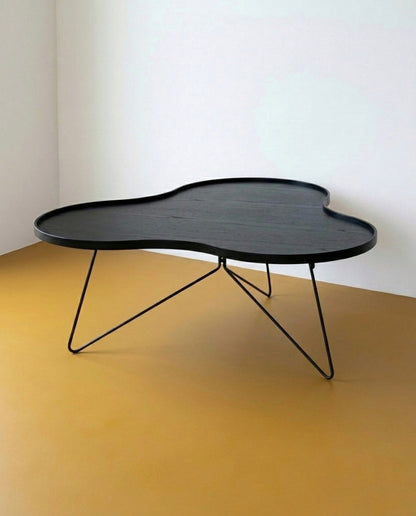 Tavolino Flower per Swedese design danese anni '50, piano organico nero laccato su gambe hairpin in metallo nero