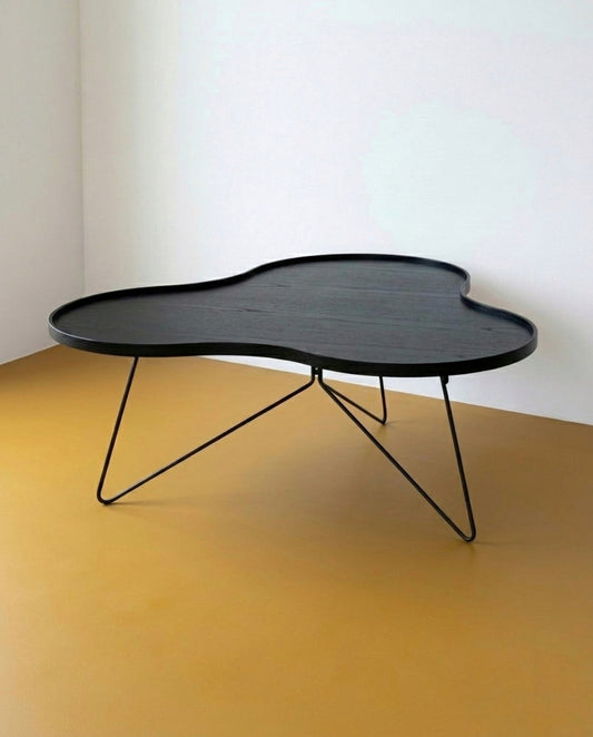 Tavolino Flower per Swedese design danese anni '50, piano organico nero laccato su gambe hairpin in metallo nero