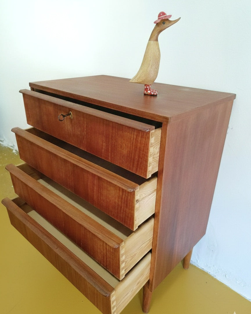 Cassettiera vintage danese teak anni 50, cassetti aperti con interno in legno chiaro, costruzione artigianale e gambe tornite