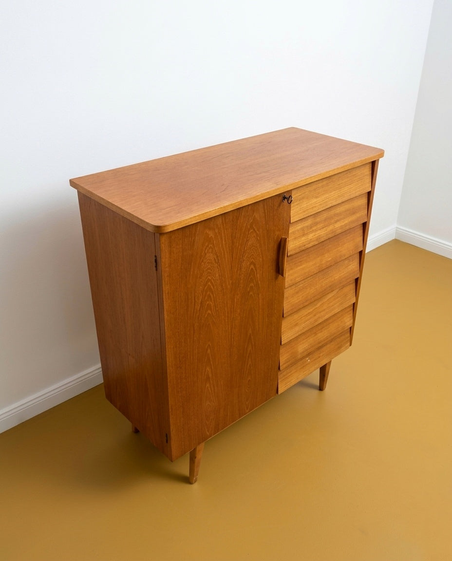 Credenza scandinava in teak anni 50 vista di tre quarti, profilo laterale e gambe affusolate chiare