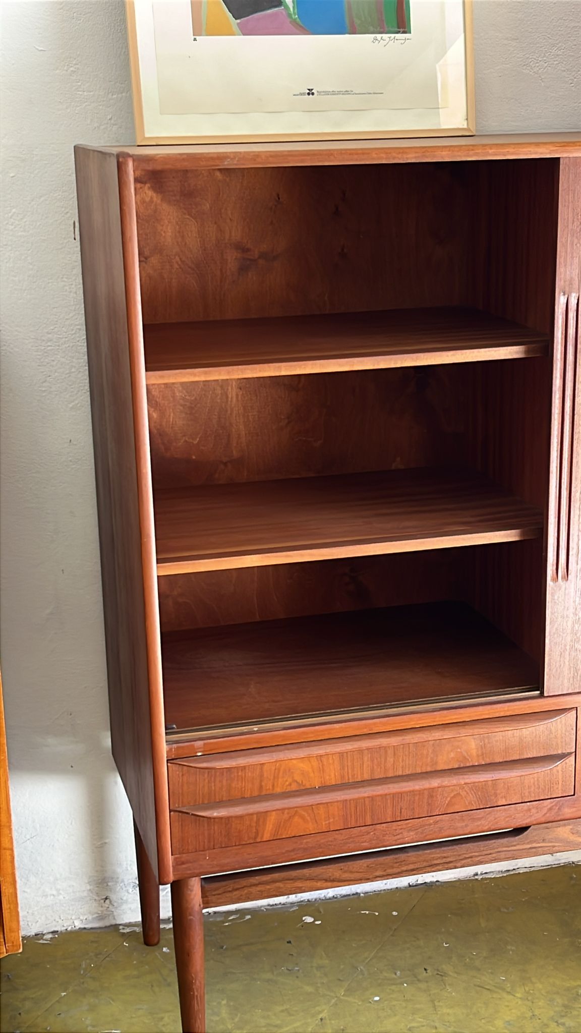 Armadio bar danese in teak anni 60, vano interno superiore con due ripiani regolabili

