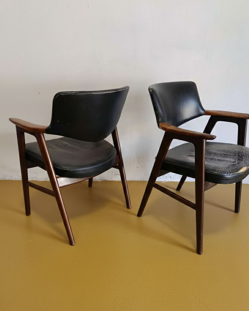 Coppia poltroncine danesi anni 50 Erik Kirkegaard teak, vista frontale, schienale avvolgente e seduta imbottita in similpelle nera