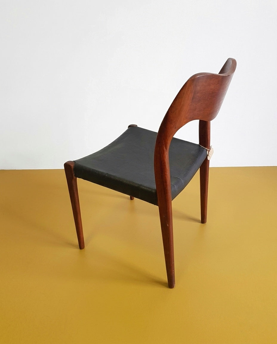 Sedia N.O. Møller mod. 71 anni 50 in teak, vista posteriore tre quarti, schienale a curvatura tridimensionale e seduta in pelle nera