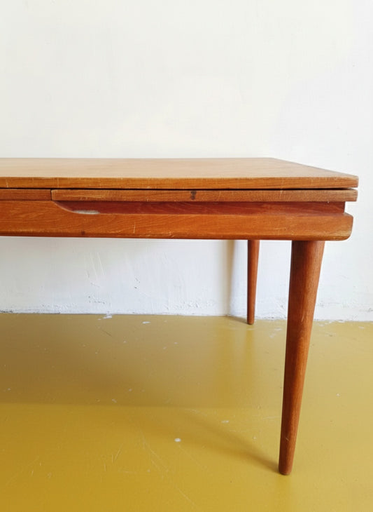 Tavolo danese in teak anni 60, dettaglio meccanismo allunga a farfalla integrata sotto il piano