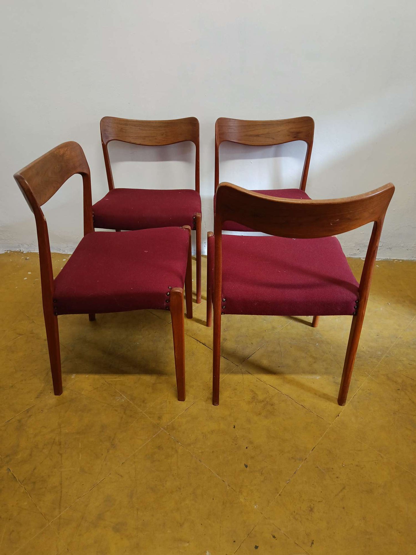 Sedie Henning Kjærnulf design danese vintage anni 50 | set 4 sedie bordeaux