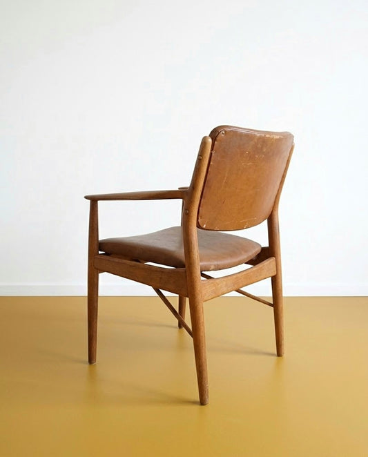 Profilo laterale poltroncina Arne Vodder teak anni 50, schienale avvolgente separato dalla seduta e struttura a bracci
