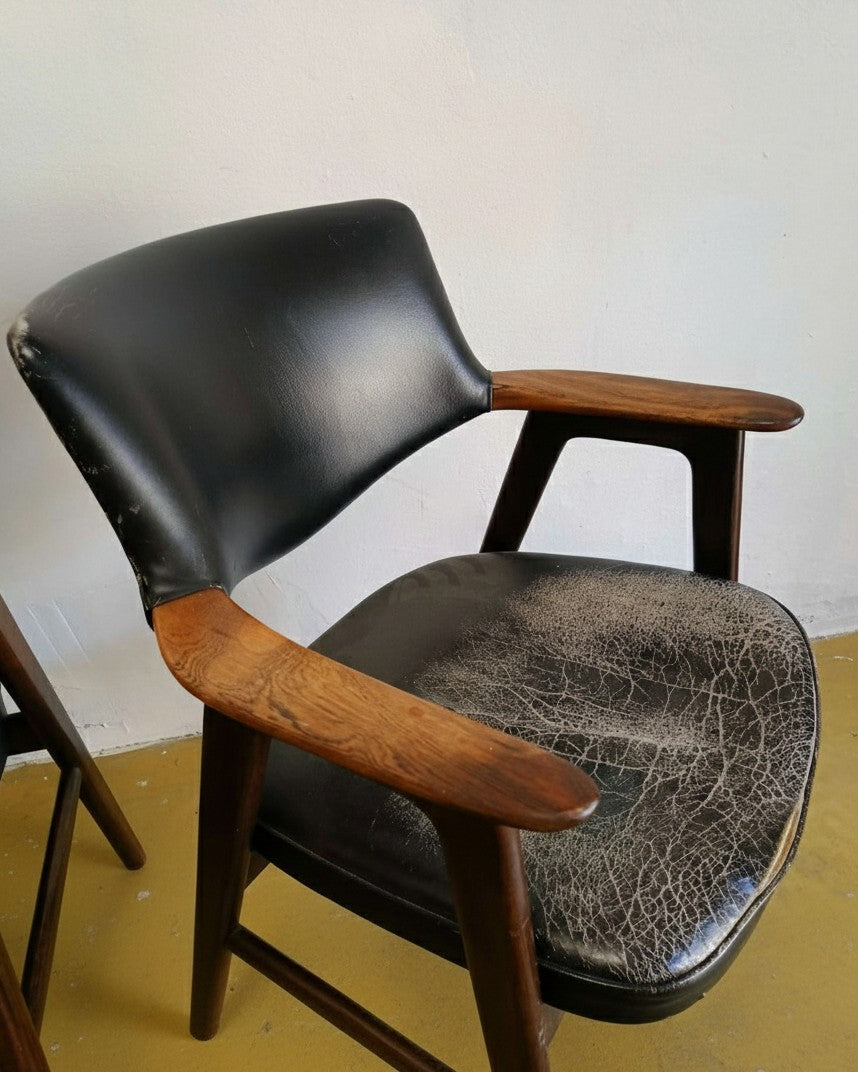 Dettaglio bracciolo in teak massello della poltroncina vintage danese Erik Kirkegaard anni 50, forma sagomata integrata nella struttura