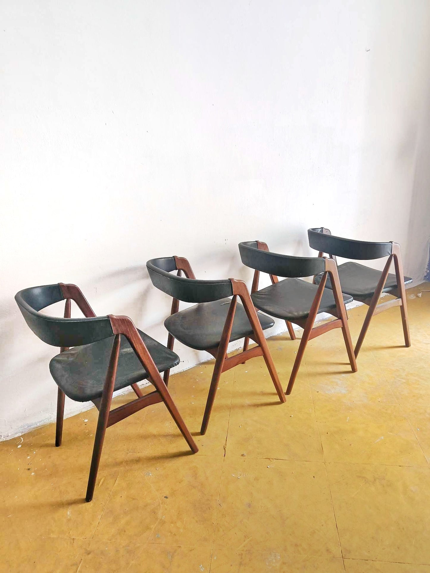 Sedie Th.Harlev mod.205 design danese originale vintage anni 60 [74st-4] * da ristoffare * misure H.73/44 L.50 P.46