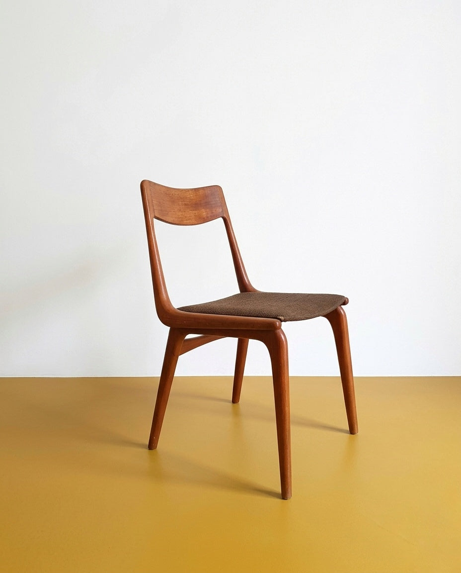Sedia Boomerang mod. 370 Alfred Christensen per Slagelse Møbelfabrik anni 60 in teak, vista tre quarti, schienale a boomerang e seduta imbottita in tessuto marrone