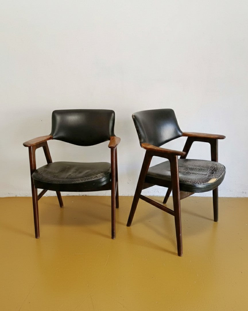 Coppia poltroncine Erik Kirkegaard danesi anni 50 in teak, vista frontale, schienale avvolgente e braccioli integrati, rivestimento in nero