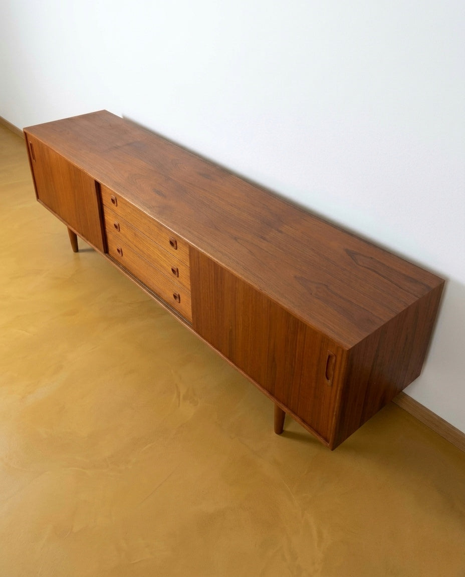 Sideboard danese vintage anni '60 in teak, vista angolata con quattro cassetti centrali e ante scorrevoli