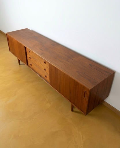 Sideboard danese vintage anni '60 in teak, vista angolata con quattro cassetti centrali e ante scorrevoli
