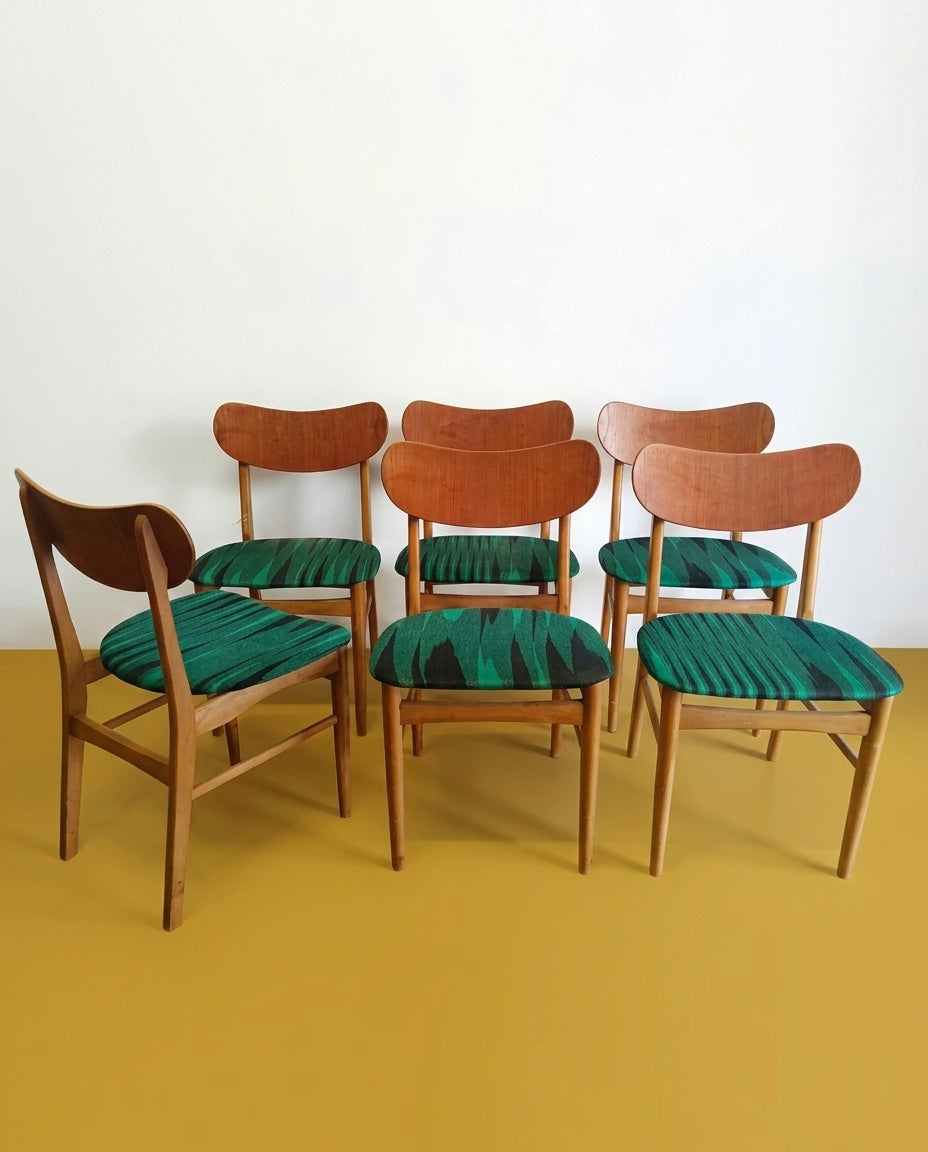 Set 6 sedie danesi vintage in teak anni 60, schienale curvato e seduta imbottita in tessuto verde con motivo geometrico, gambe tornite