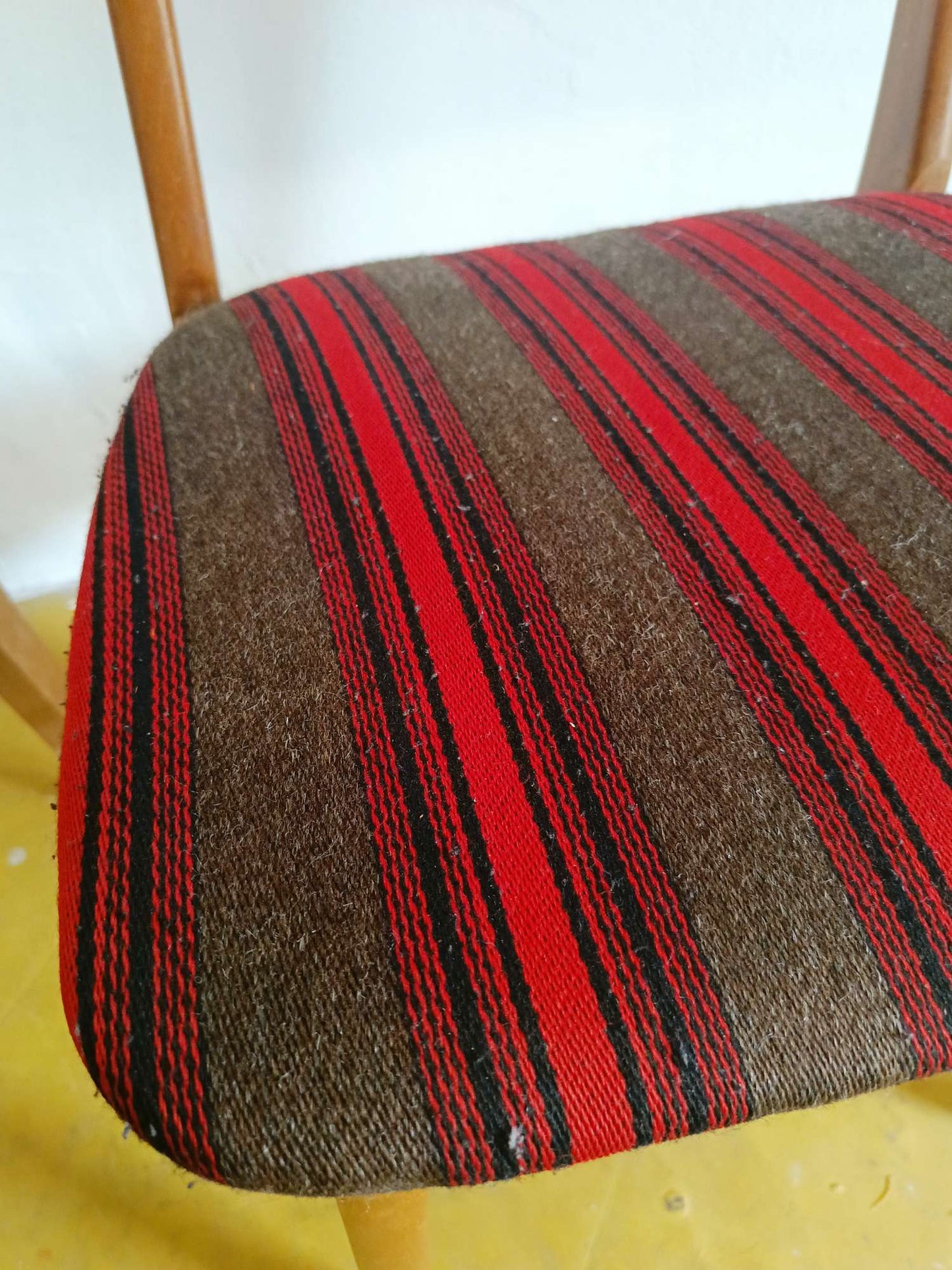 Una sedia Farstrup n.210 design danese vintage anni 50 [89j43666-due] misure L.45 H.77/46 P.40