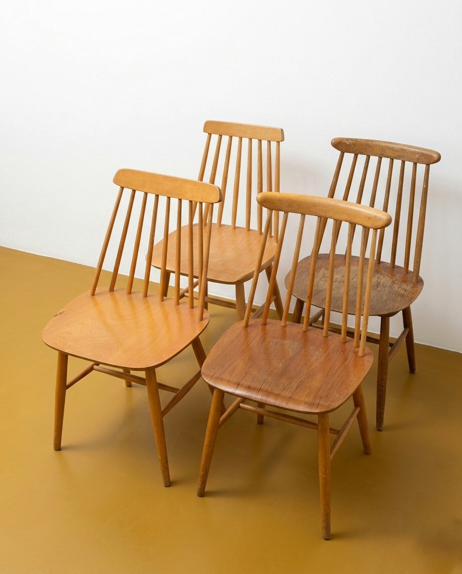  Set di quattro sedie vintage svedesi anni '60 in betulla con schienale a fuso — variazioni nel profilo della traversa e nel colore del sedile