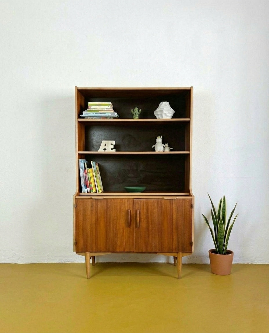 Libreria Troeds vintage anni 60 in teak, vista frontale, tre ripiani aperti superiori e vano base con due ante con maniglie a goccia