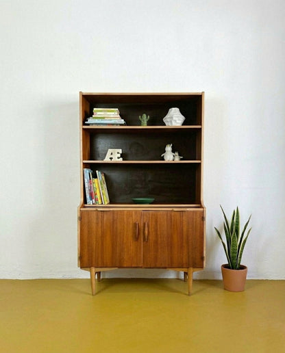 Libreria Troeds vintage anni 60 in teak, vista frontale, tre ripiani aperti superiori e vano base con due ante con maniglie a goccia