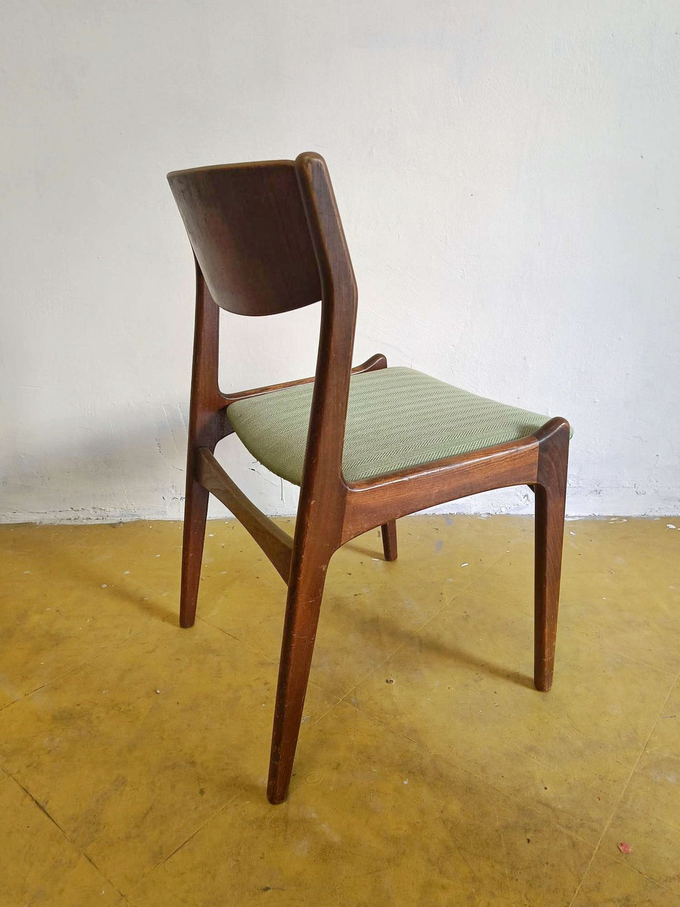 Sedia P.E. Jørgensen teak anni 50 60, vista posteriore tre quarti, gambe e schienale in curva continua, design scandinavo vintage