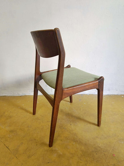 Sedia P.E. Jørgensen teak anni 50 60, vista posteriore tre quarti, gambe e schienale in curva continua, design scandinavo vintage