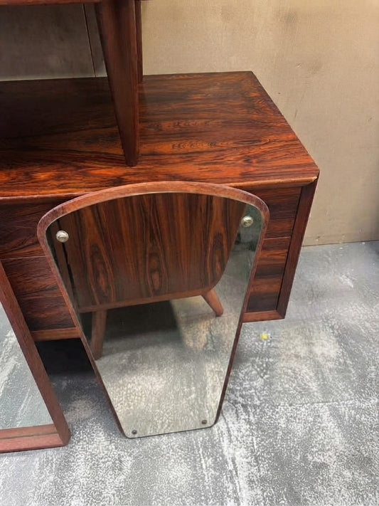 Specchio da parete danese vintage anni '60 in teak con lato superiore arcuato| 64cm  | 100st30