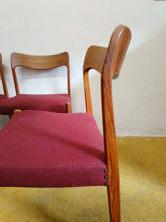 Set 4 sedie Henning Kjærnulf in teak anni 50, dettaglio seduta bordeaux e gamba affusolata