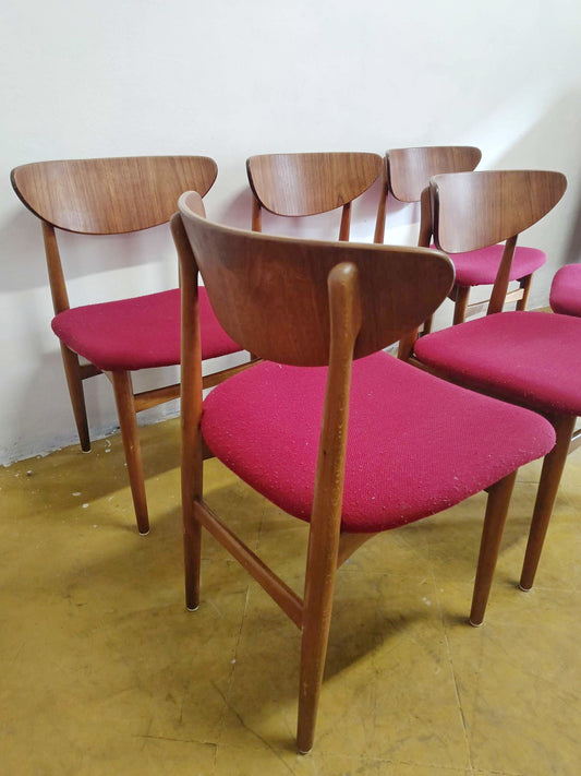 Set 6 sedie danesi in teak anni 50 vista laterale destra, struttura e sedute fucsia