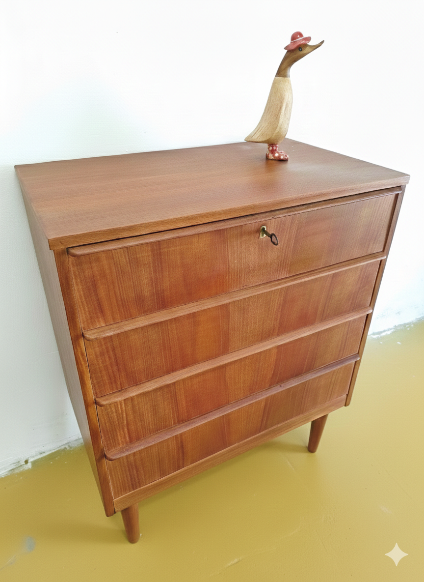 Vista tre quarti cassettiera danese anni 50 in teak, dettaglio maniglie a filo orizzontali e venatura naturale del teak