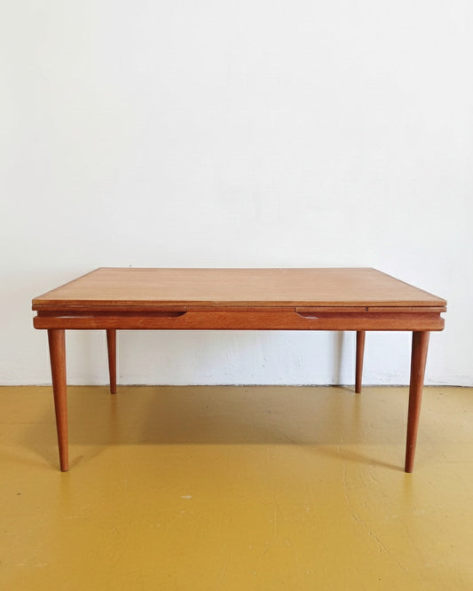 Tavolo danese in teak anni 60 con allunghe a farfalla integrate, gambe affusolate, 150 cm estendibile a 260 cm, fino a 12 posti