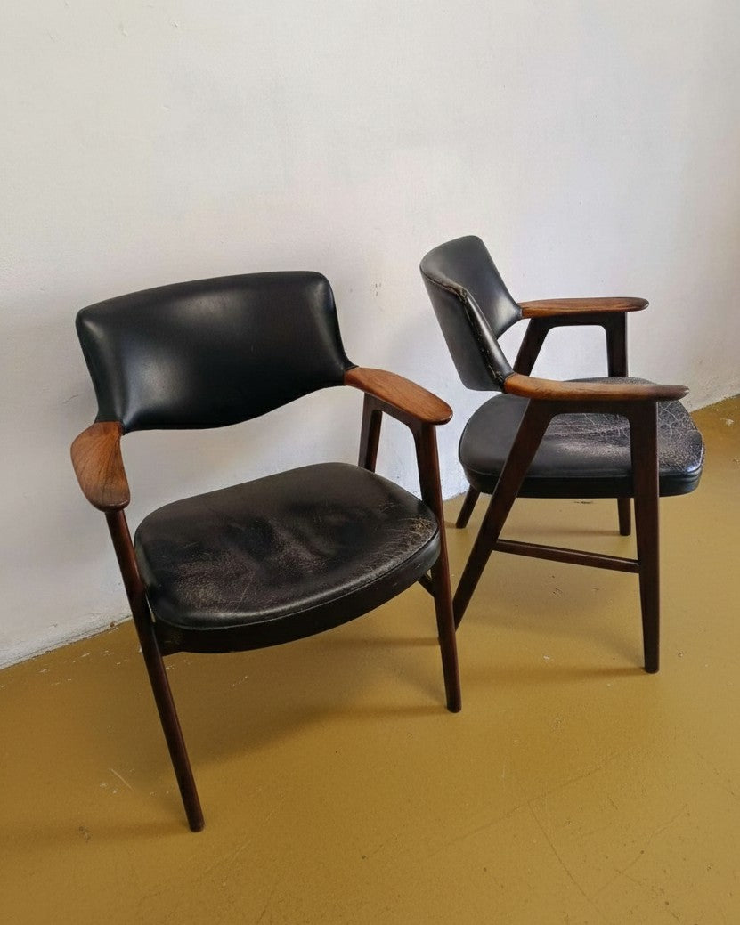 Dettaglio seduta e struttura in teak scuro della poltroncina danese Erik Kirkegaard anni 50, giunzione bracciolo e telaio