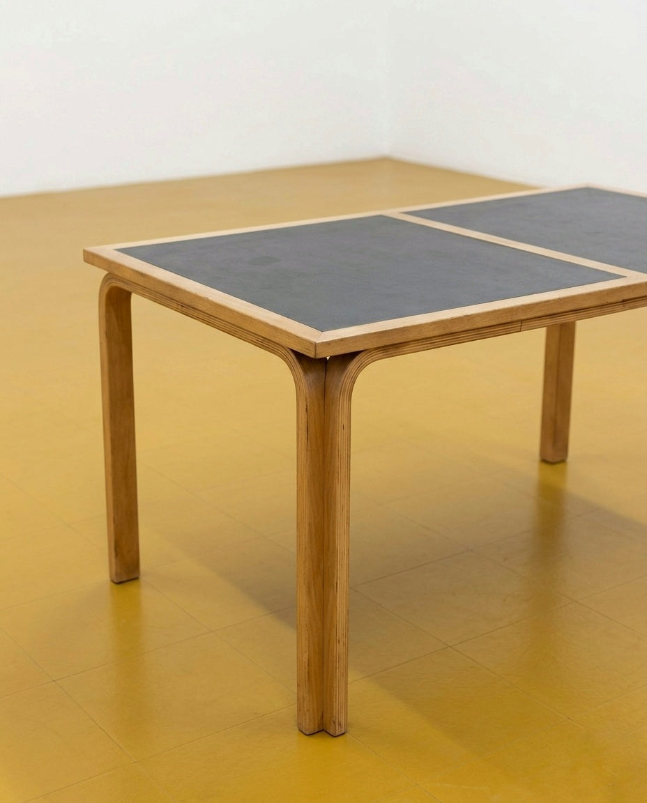 Tavolo Magnus Olsen in quercia e formica nera anni 50, dettaglio angolo piano bicolore e gamba curva in quercia