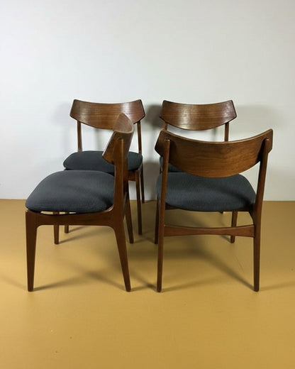 Set 4 sedie Funder & Smith danesi in teak anni 50, schienale sagomato curvilineo e seduta imbottita grigio antracite, gambe affusolate