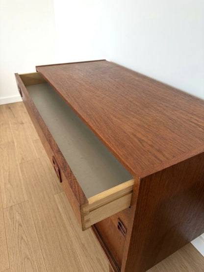 Sideboard compatto danese vintage in teak con cassetto e ante scorrevoli | 100st64