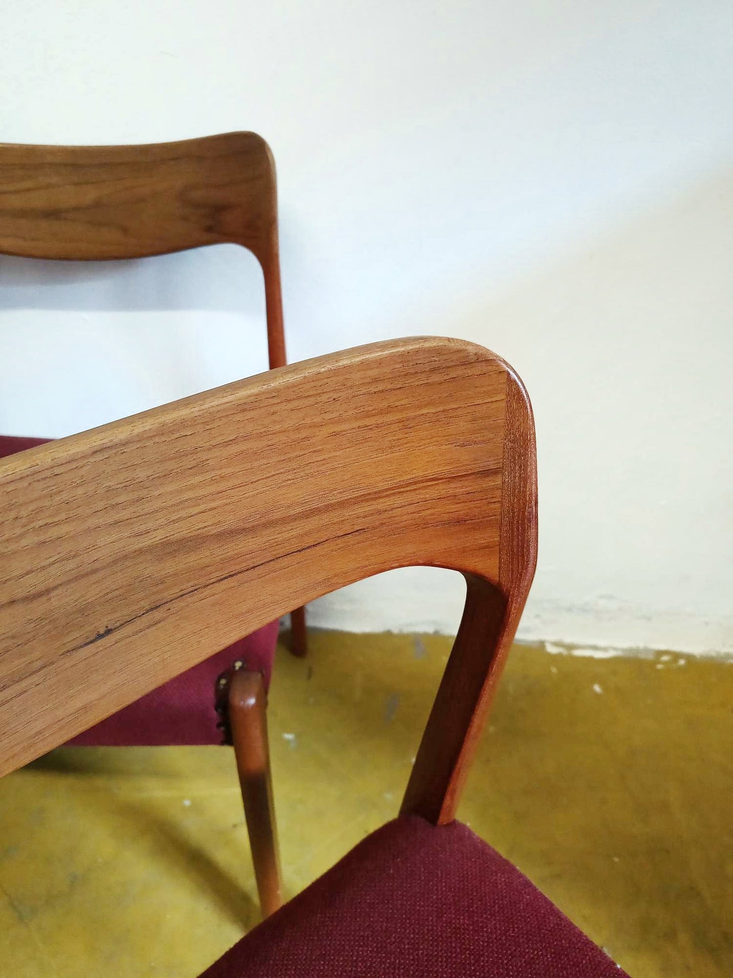 Sedie Henning Kjærnulf design danese vintage anni 50 | set 4 sedie bordeaux