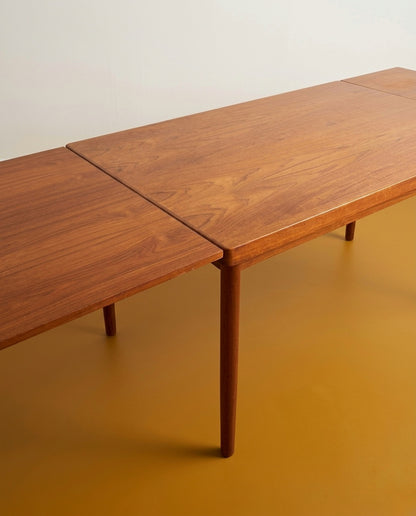 Tavolo Henning Kjærnulf in teak anni 60, dettaglio bordo sagomato e venatura del teak in primo piano





