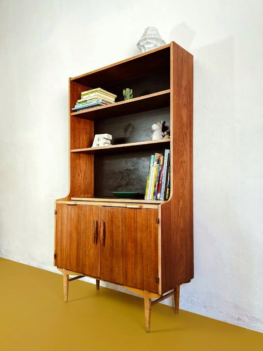 Libreria svedese Troeds anni '60 in teak con ripiani aperti, piano estraibile e vano base con ante.