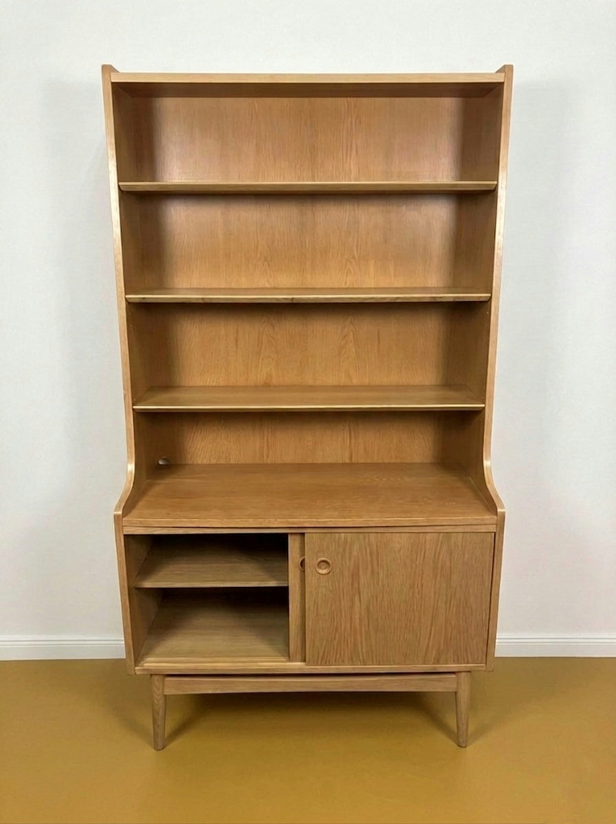Libreria vintage danese in rovere, corpo superiore a ripiani aperti e base con ante scorrevoli, design scandinavo anni 50 60