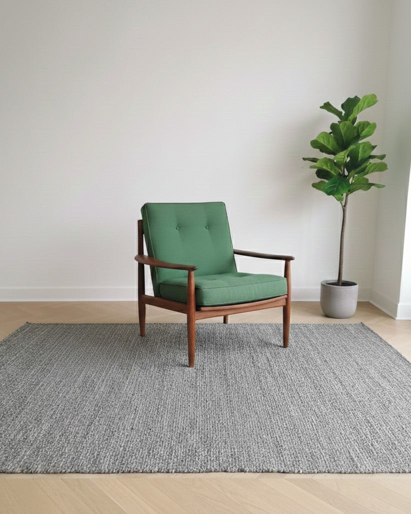 Poltrona Grete Jalk FD118 in teak anni '60 con cuscini in tessuto verde, design danese vintage ambientato