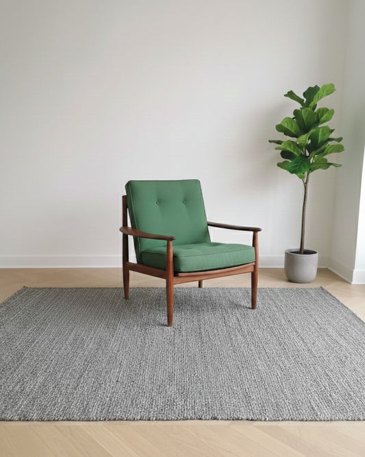 Poltrona Grete Jalk FD118 in teak anni '60 con cuscini in tessuto verde, design danese vintage ambientato