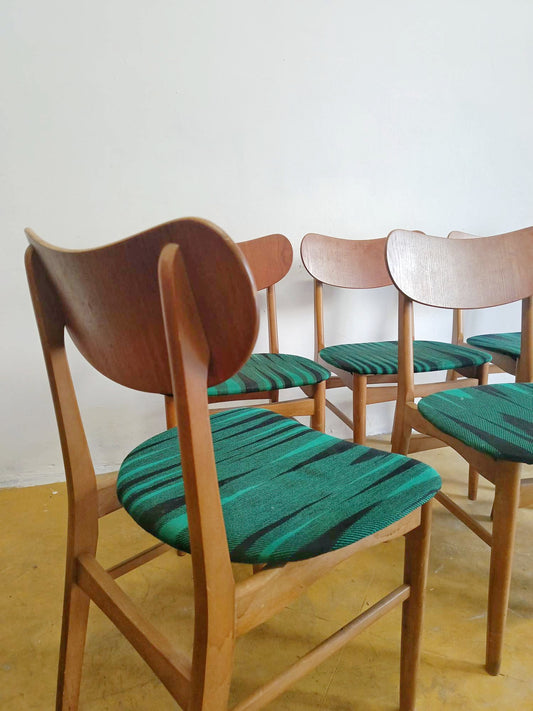 Set 6 sedie danesi in teak anni 60 vista di tre quarti posteriore, schienali curvati e struttura in teak