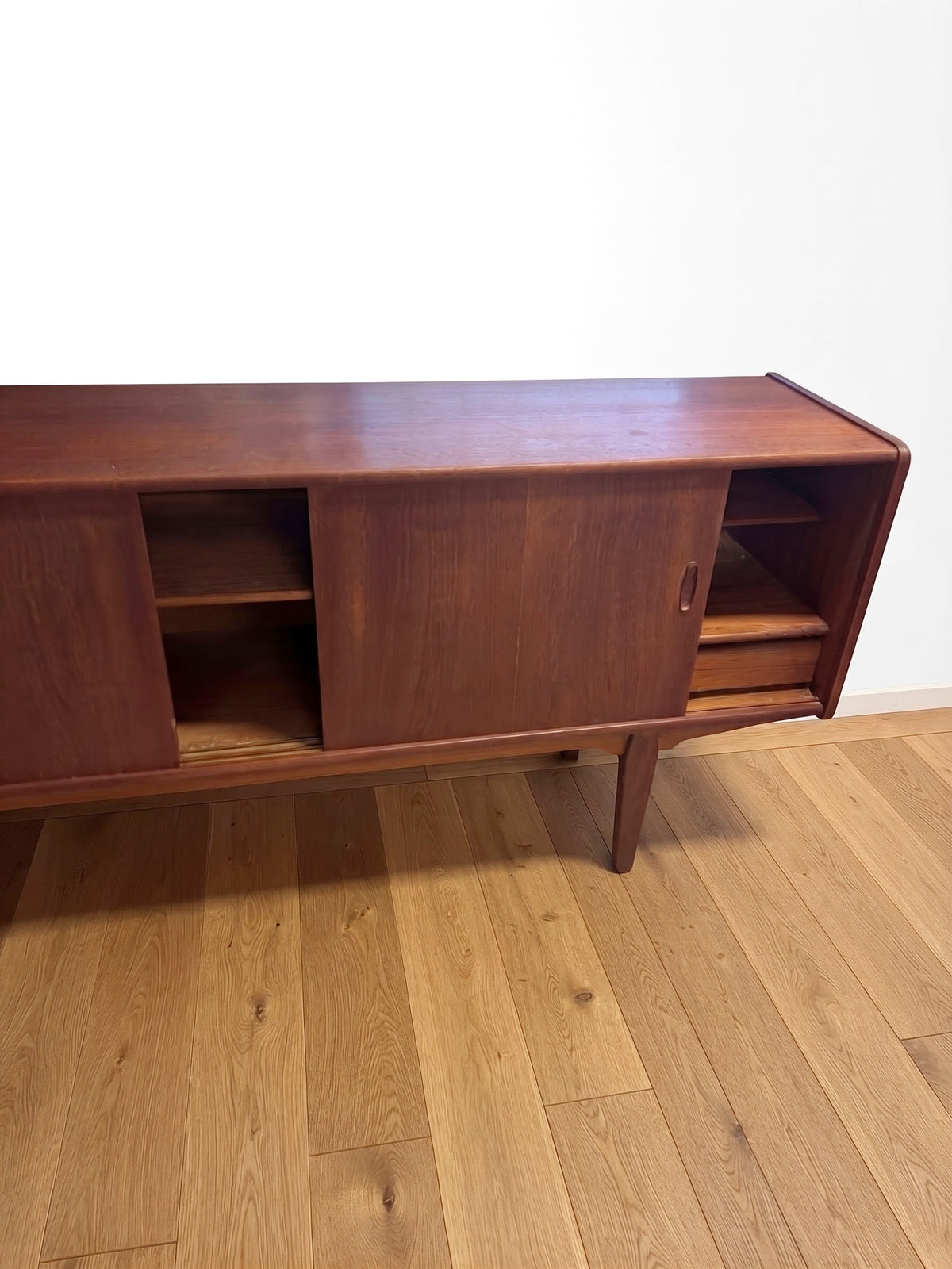 Sideboard danese vintage anni ‘60 in teak con tre ante scorrevoli| 184cm | 100st75