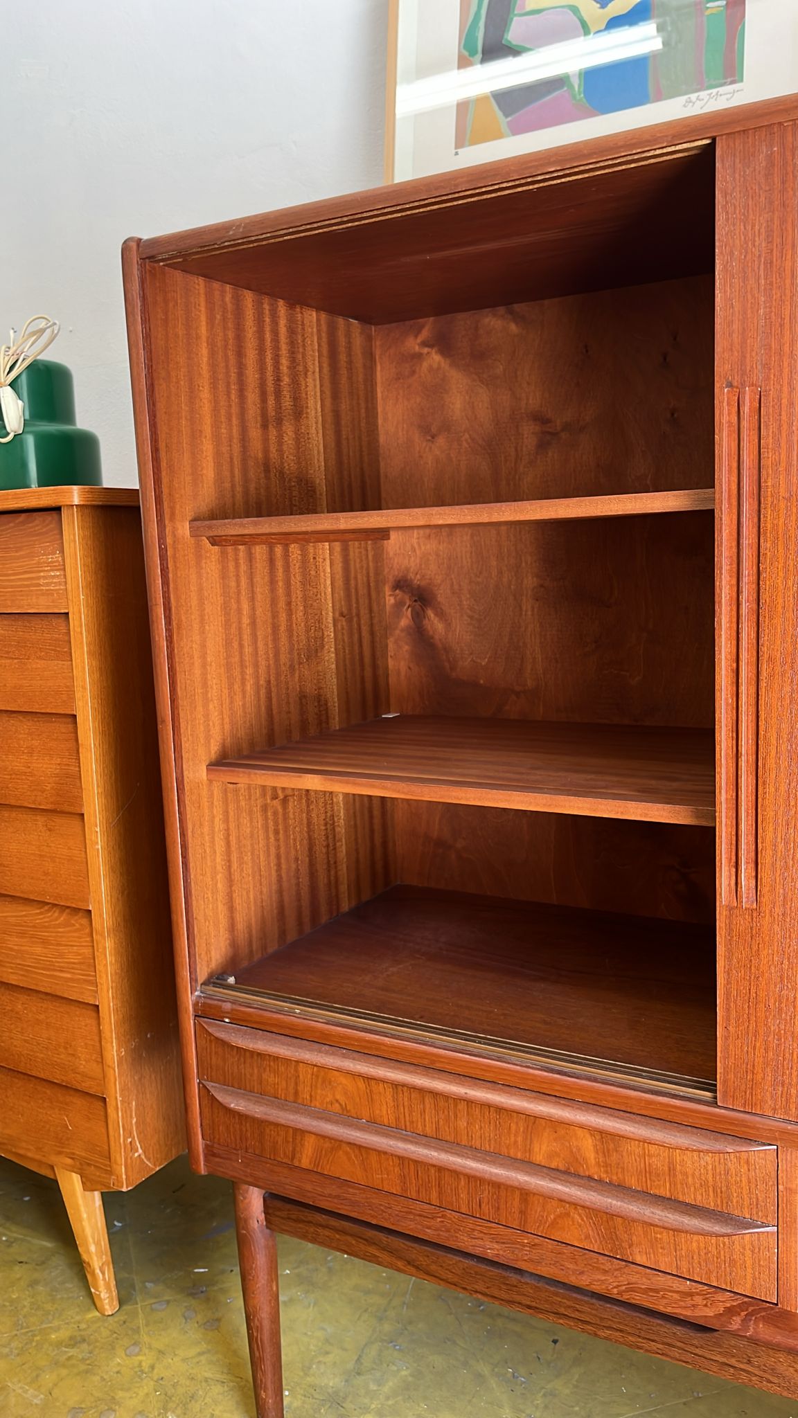 Armadio bar danese in teak anni 60, dettaglio vano interno superiore con ripiani e cassetti inferiori